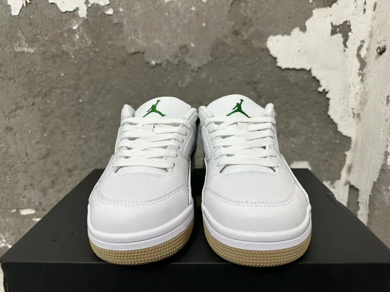 Zapatillas lifestyle Air Jordan Flight blanco y verde con suela de goma 4