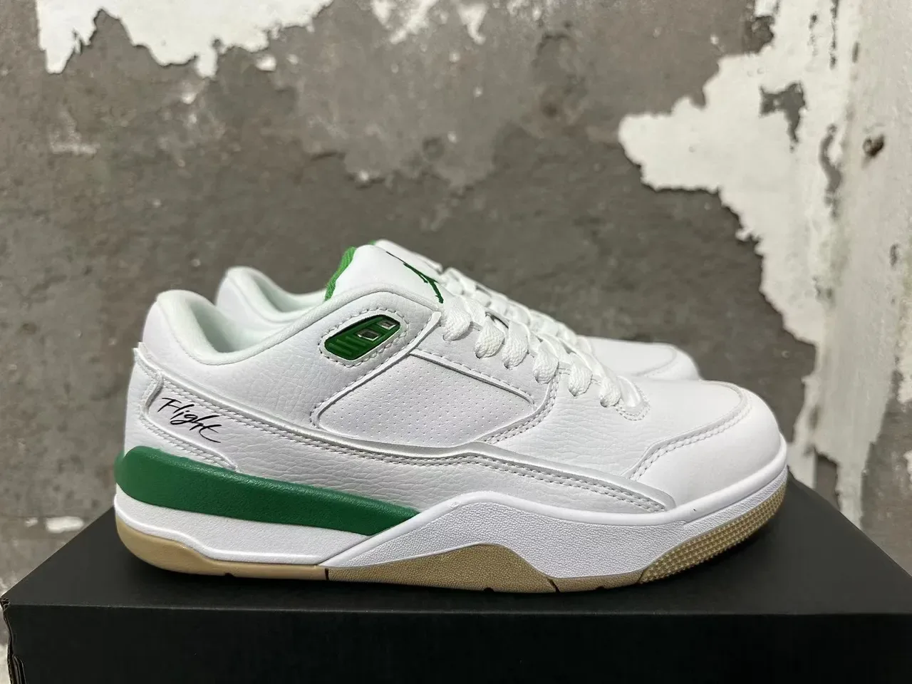 Zapatillas lifestyle Air Jordan Flight blanco y verde con suela de goma 5