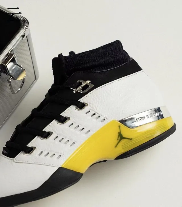 Chaussures de basketball montantes Air Jordan blanc et jaune avec bout perforé 2