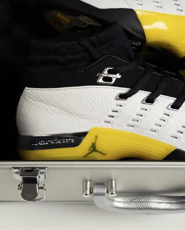 Chaussures de basketball montantes Air Jordan blanc et jaune avec bout perforé 4
