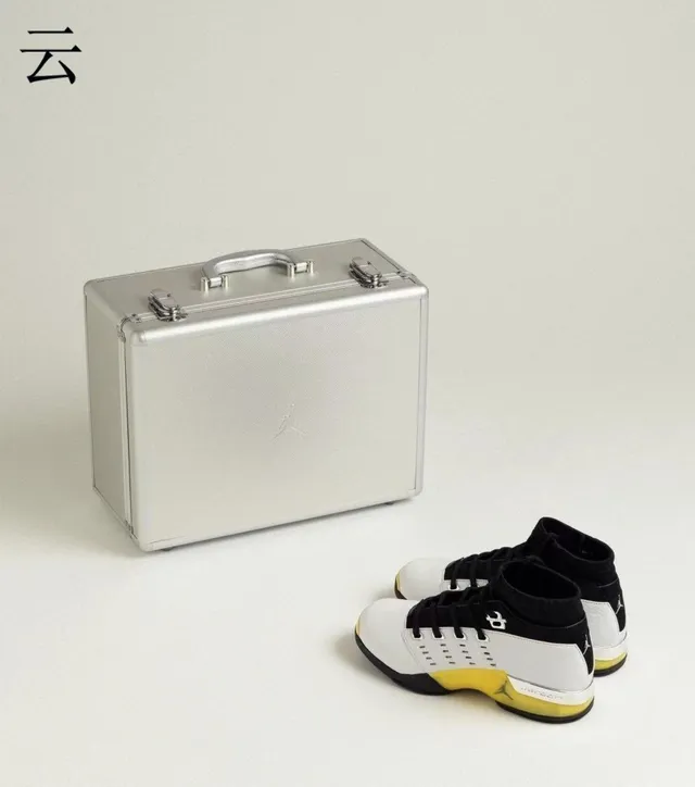 Chaussures de basketball montantes Air Jordan blanc et jaune avec bout perforé 5