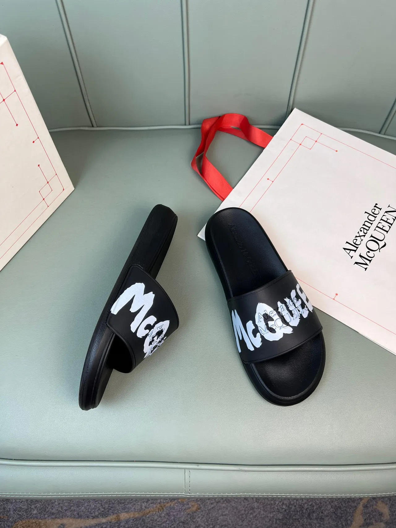 Alexander McQueen কালো সাদা Logo-Print স্ট্র্যাপ মোল্ডেড রাবার সোল স্লিপার্স 5