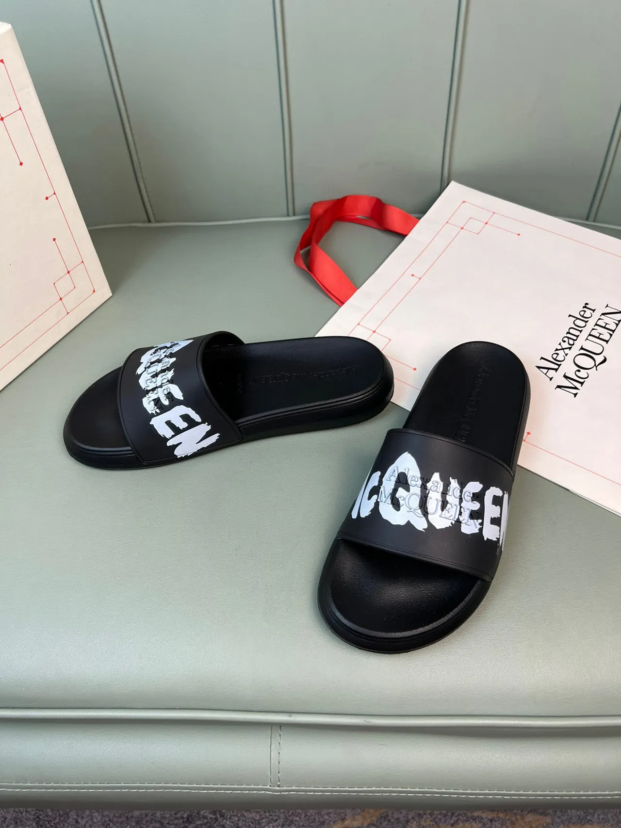 Alexander McQueen কালো সাদা Logo-Print স্ট্র্যাপ মোল্ডেড রাবার সোল স্লিপার্স 7