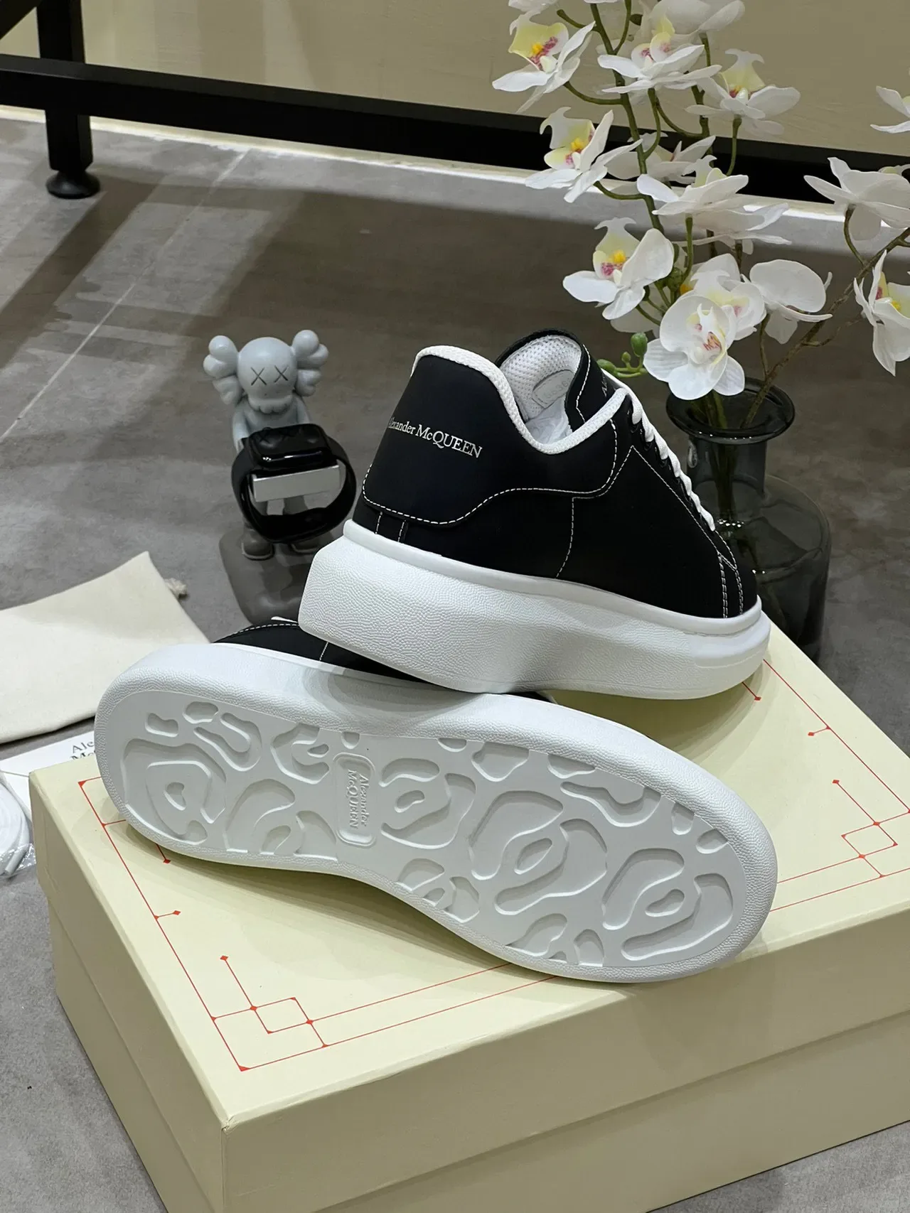 Alexander McQueen Tênis Oversized Preto e Branco Lifestyle 2