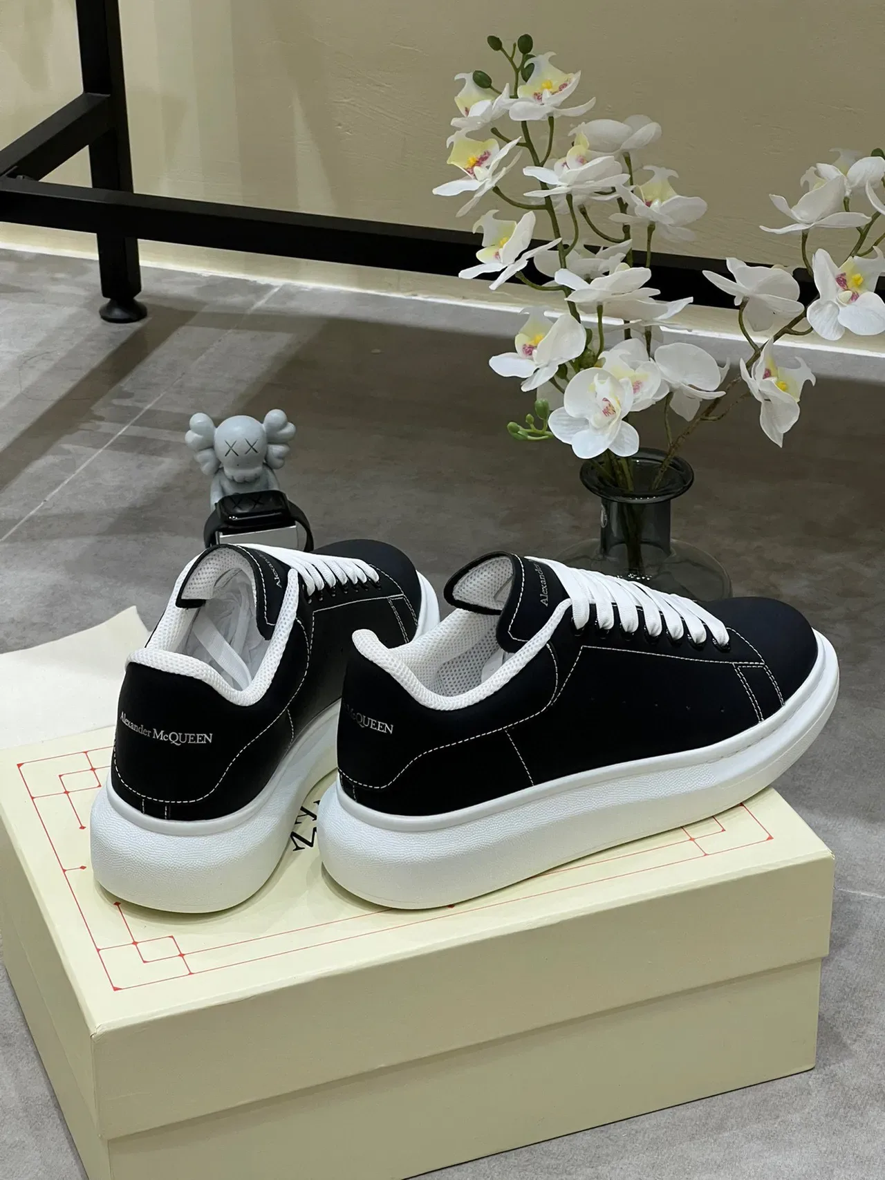 Alexander McQueen Tênis Oversized Preto e Branco Lifestyle 3