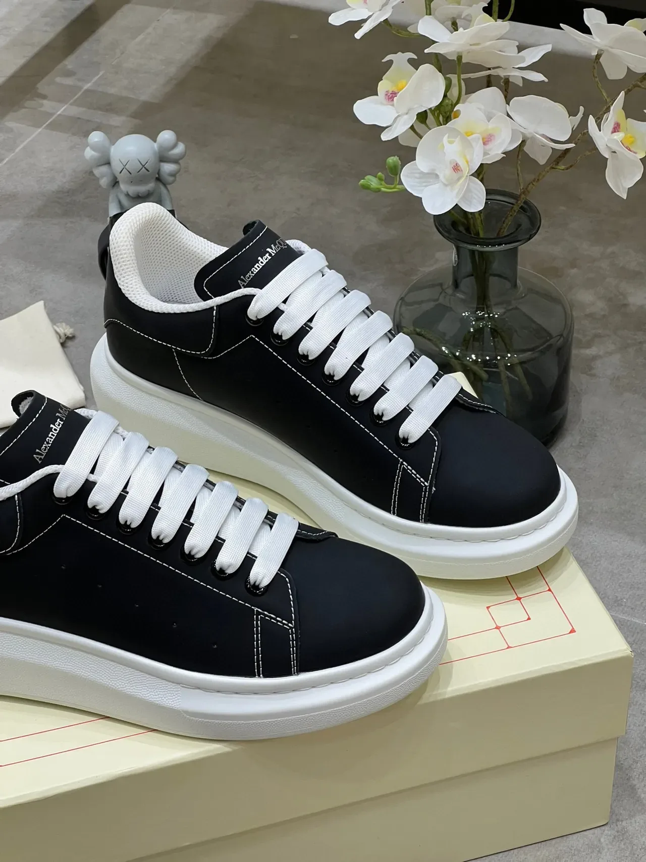 Alexander McQueen Tênis Oversized Preto e Branco Lifestyle 4