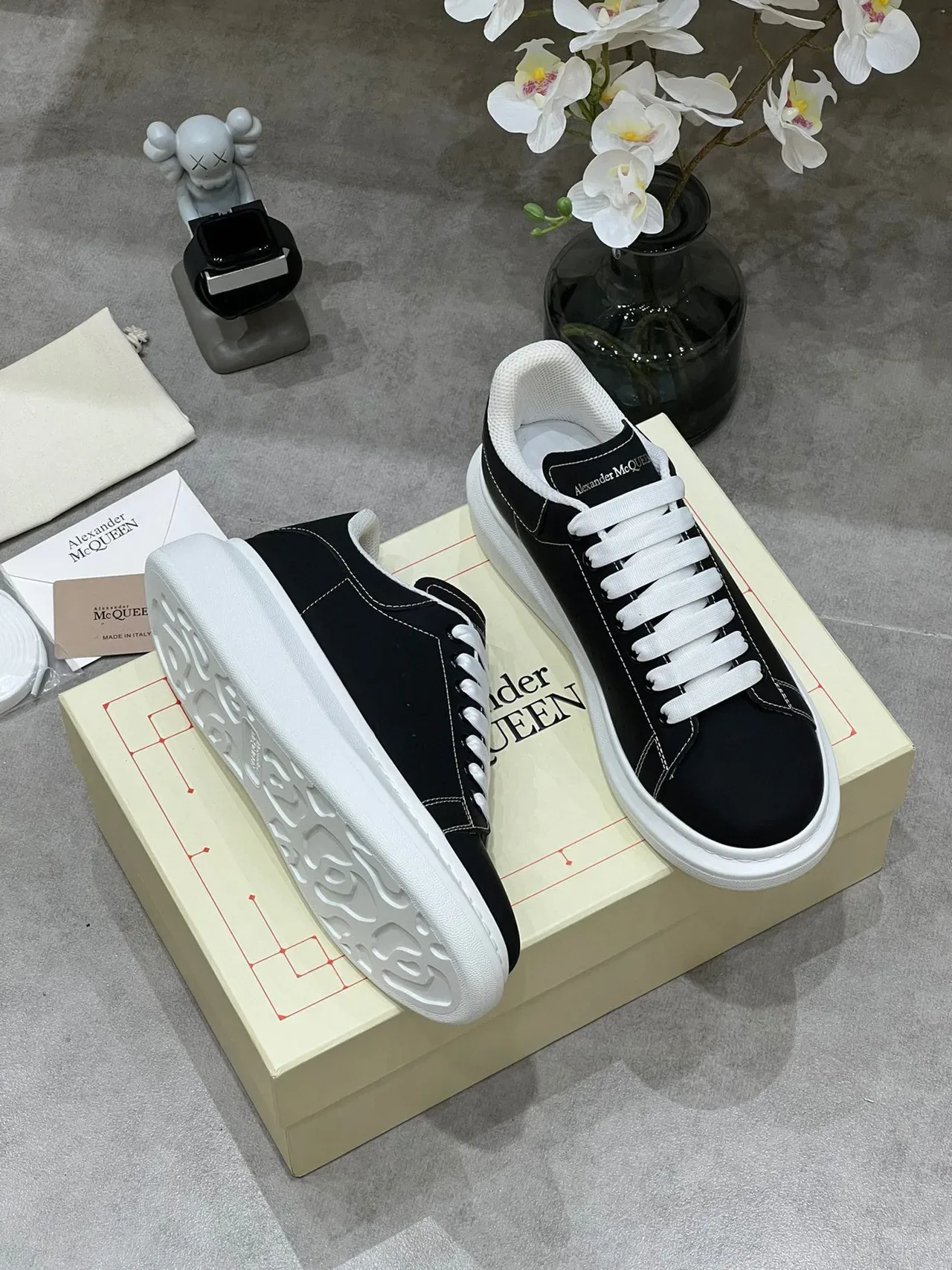 Alexander McQueen Tênis Oversized Preto e Branco Lifestyle 5