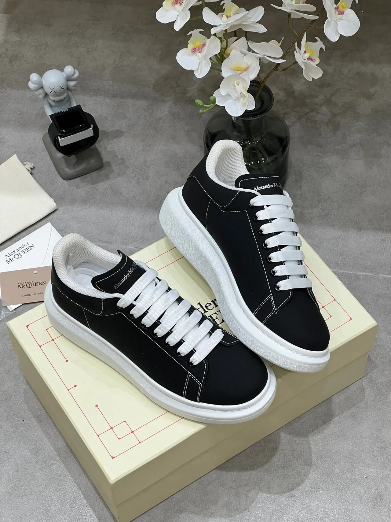 Alexander McQueen Tênis Oversized Preto e Branco Lifestyle 6