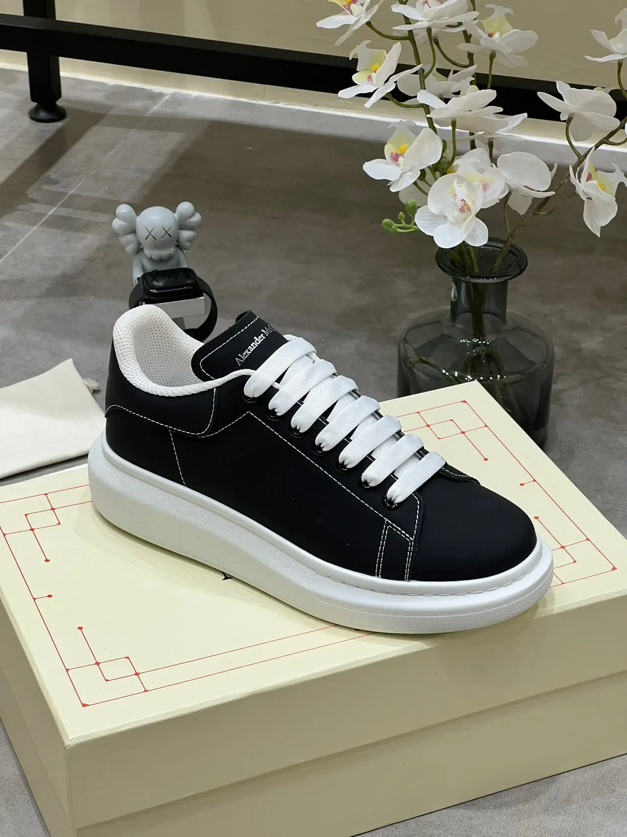 Alexander McQueen Tênis Oversized Preto e Branco Lifestyle 7