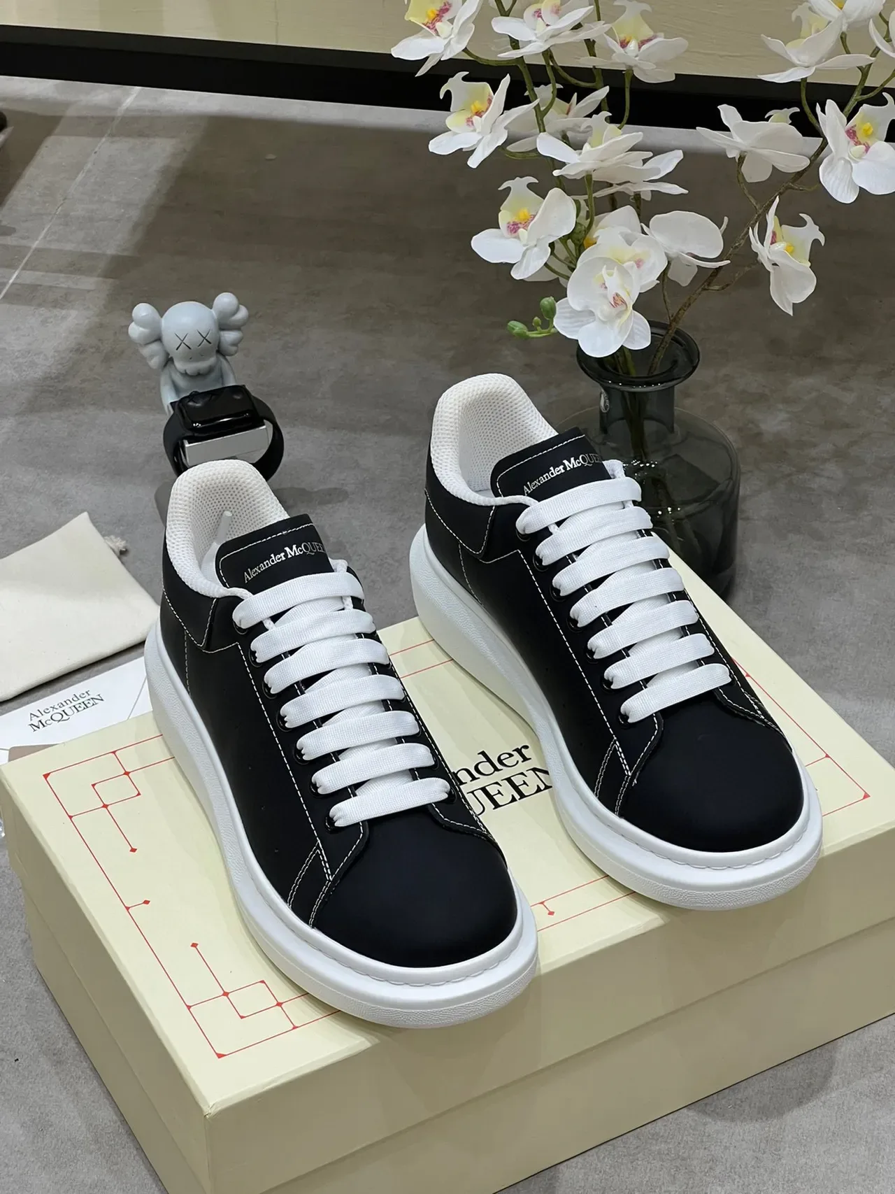 Alexander McQueen Tênis Oversized Preto e Branco Lifestyle 8