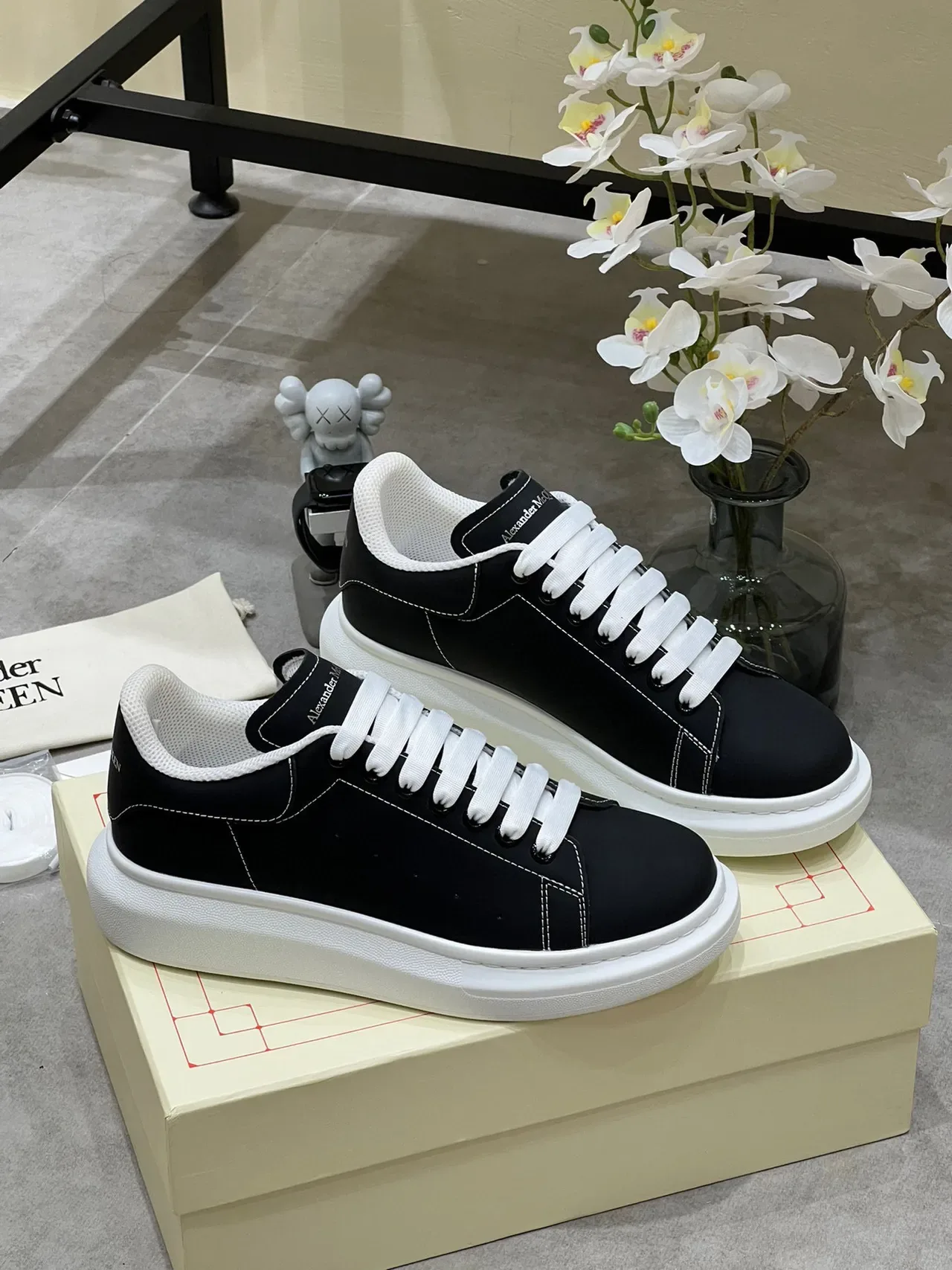 Alexander McQueen Tênis Oversized Preto e Branco Lifestyle 9