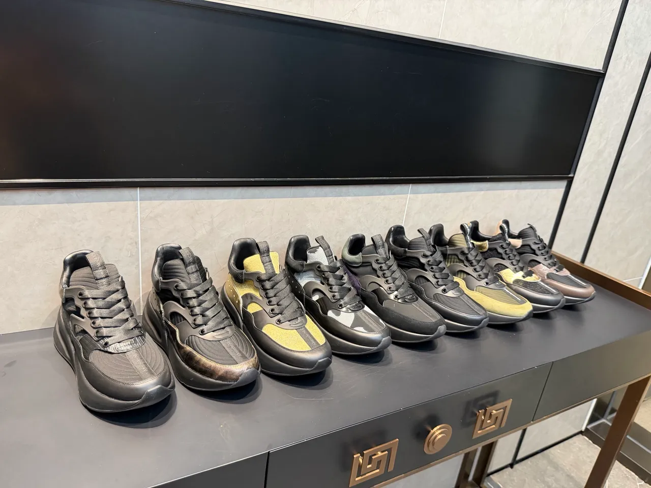 Alexander McQueen Chaussures oversized noires à semelle plateforme dorée cage TPU asymétrique sneakers chunky 2