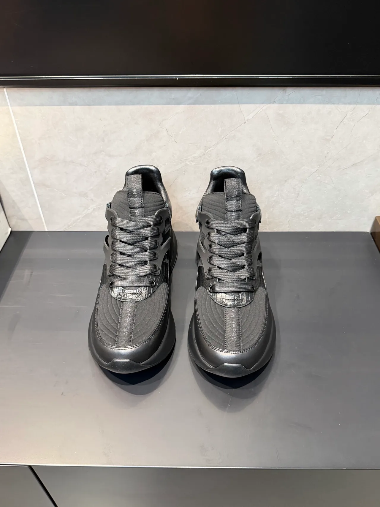 Alexander McQueen Chaussures oversized noires à semelle plateforme dorée cage TPU asymétrique sneakers chunky 3