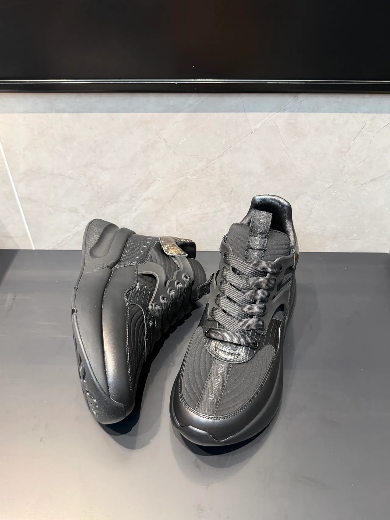 Alexander McQueen Chaussures oversized noires à semelle plateforme dorée cage TPU asymétrique sneakers chunky 4