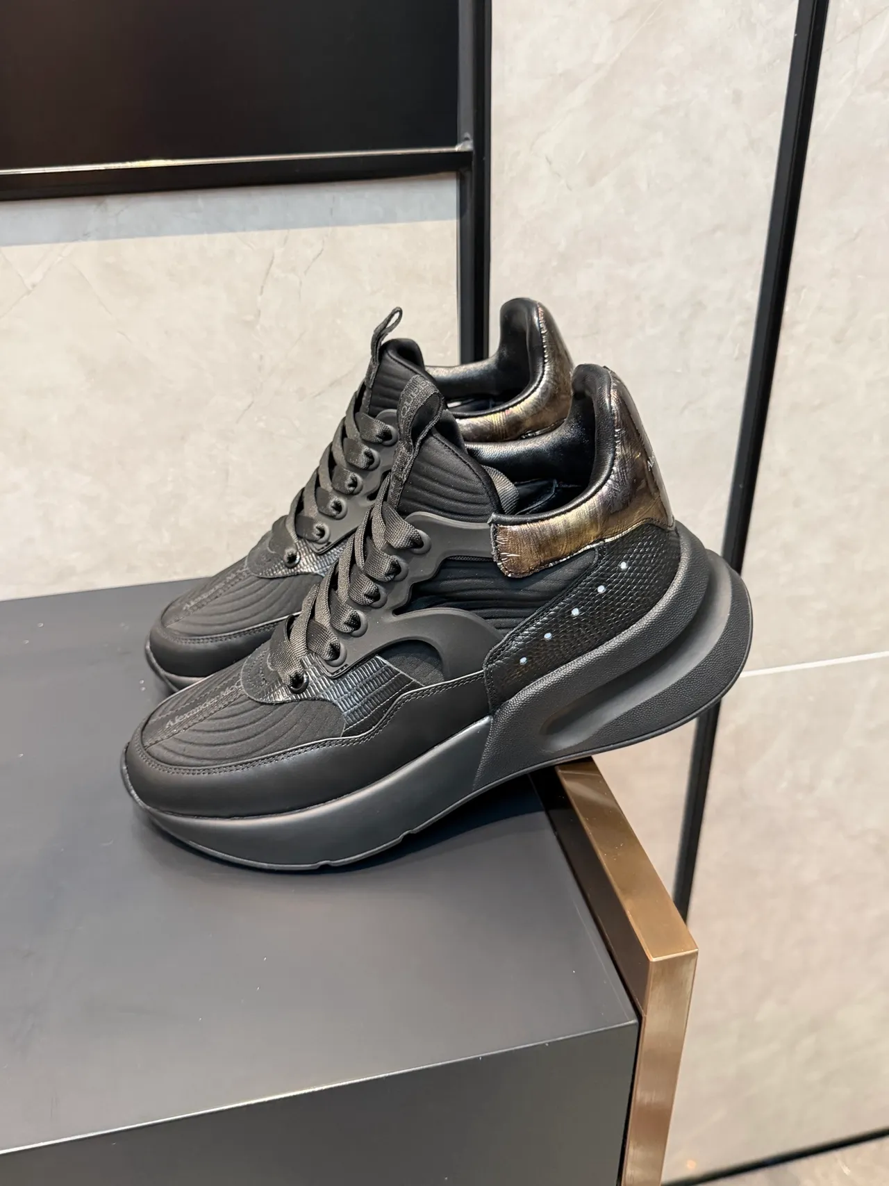 Alexander McQueen Chaussures oversized noires à semelle plateforme dorée cage TPU asymétrique sneakers chunky 5