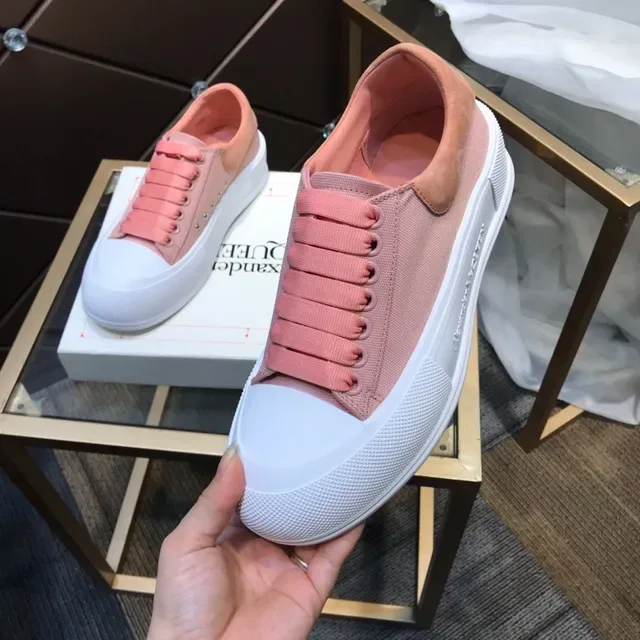 Alexander McQueen Sneakers Oversized Rose et Blanc Lifestyle 2