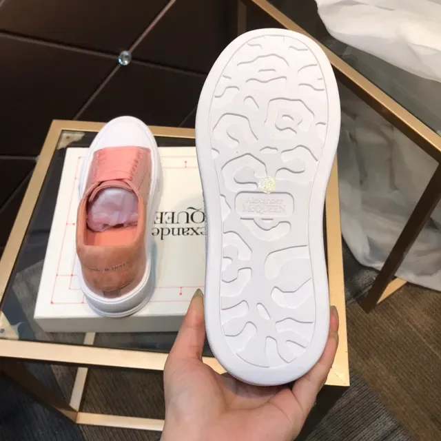 Alexander McQueen Sneakers Oversized Rose et Blanc Lifestyle 3