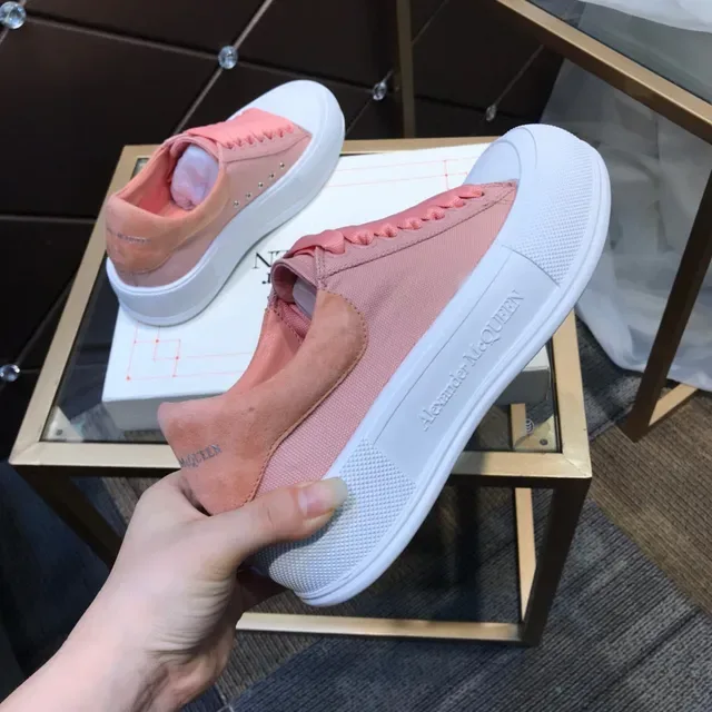 Alexander McQueen Sneakers Oversized Rose et Blanc Lifestyle 4