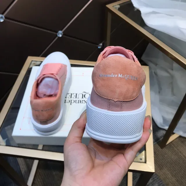 Alexander McQueen Sneakers Oversized Rose et Blanc Lifestyle 5