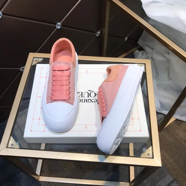 Alexander McQueen Sneakers Oversized Rose et Blanc Lifestyle 7