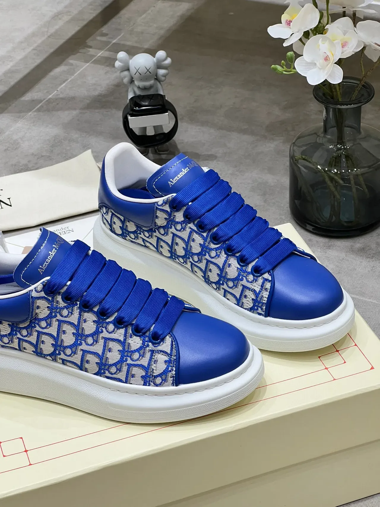 Alexander McQueen Sneaker oversized azul royal Monogram Lifestyle 2