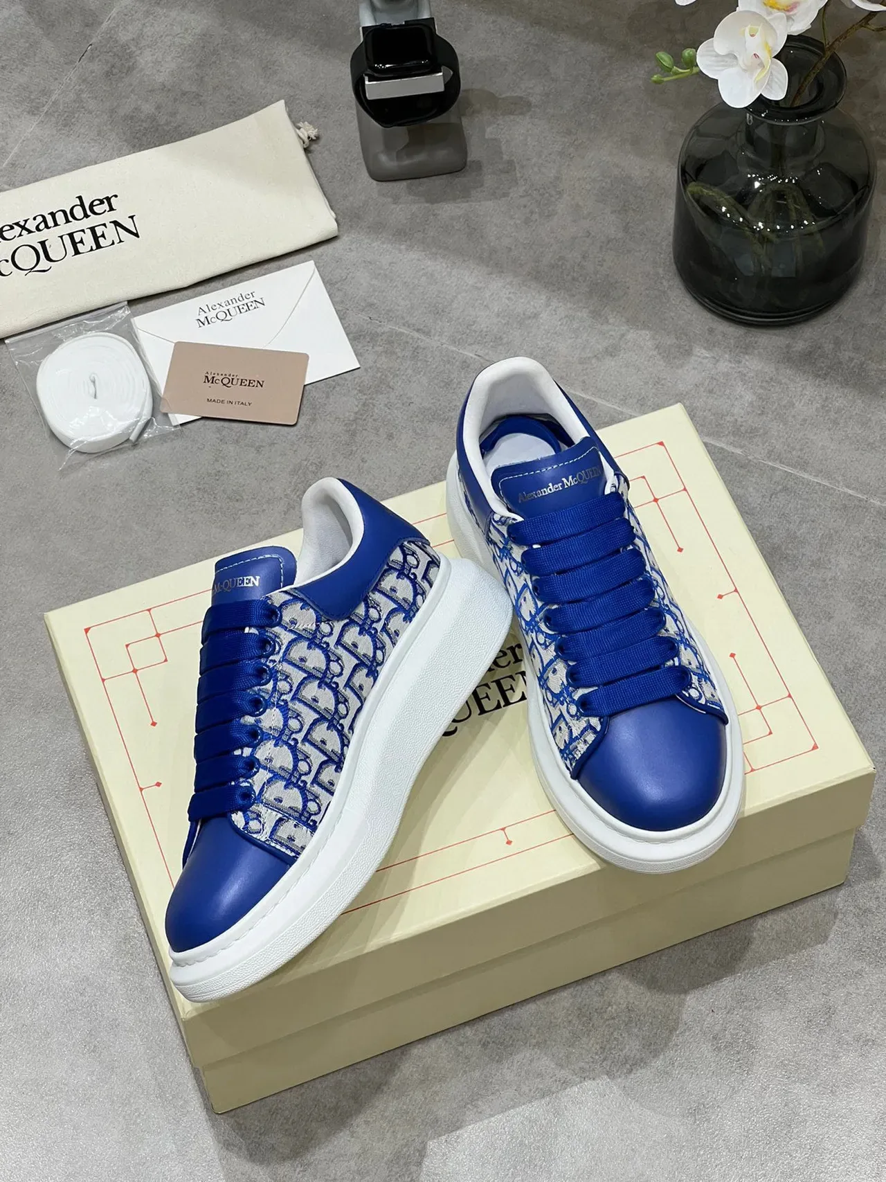 Alexander McQueen Sneaker oversized azul royal Monogram Lifestyle 3