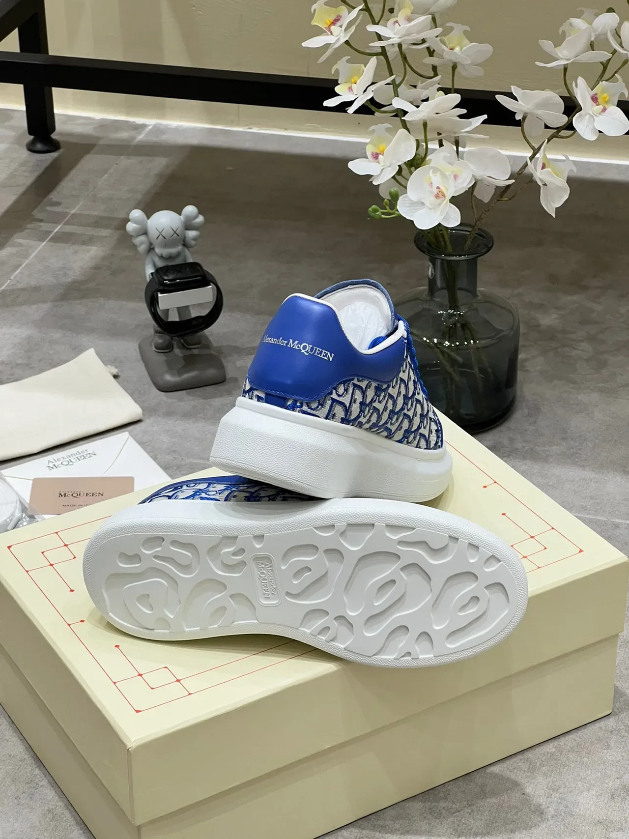 Alexander McQueen Sneaker oversized azul royal Monogram Lifestyle 4
