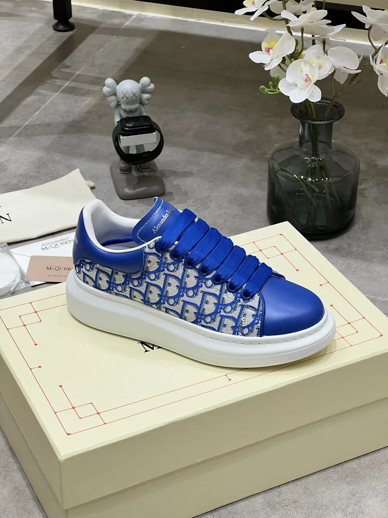 Alexander McQueen Sneaker oversized azul royal Monogram Lifestyle 5