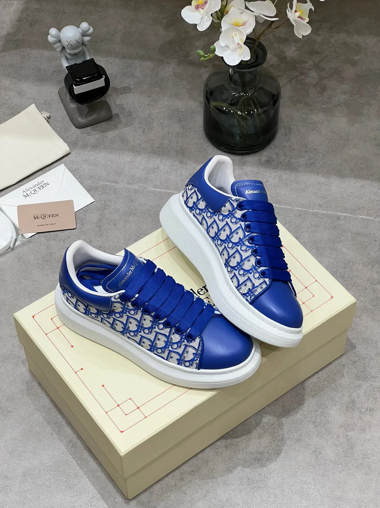 Alexander McQueen Sneaker oversized azul royal Monogram Lifestyle 6