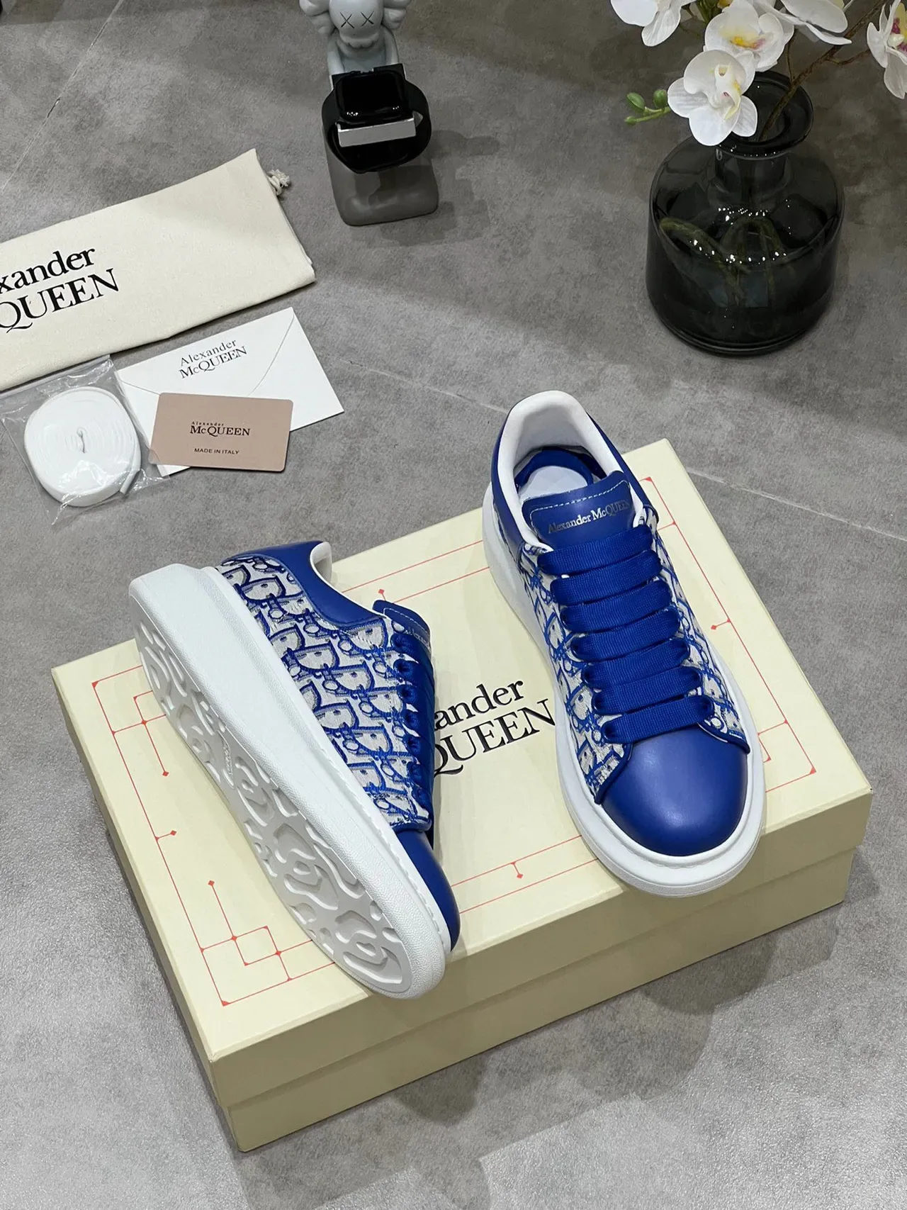 Alexander McQueen Sneaker oversized azul royal Monogram Lifestyle 7