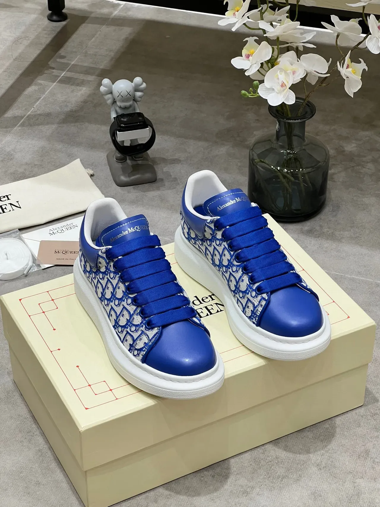 Alexander McQueen Sneaker oversized azul royal Monogram Lifestyle 8