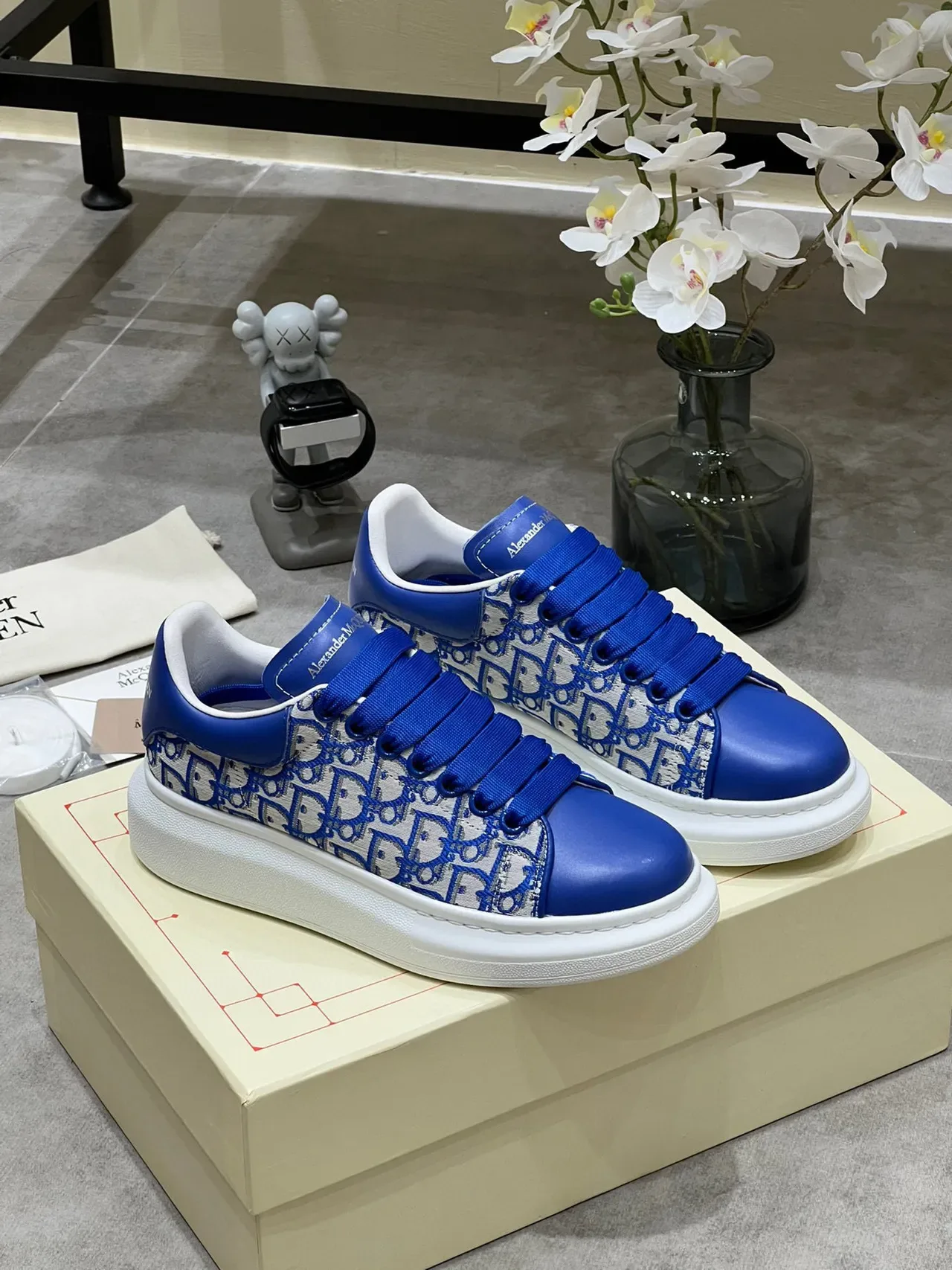 Alexander McQueen Sneaker oversized azul royal Monogram Lifestyle 9
