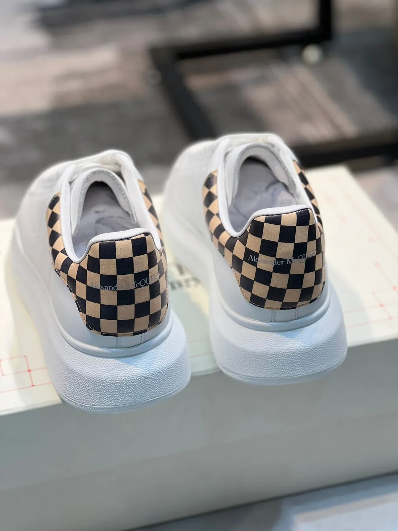 Alexander McQueen 宽大运动鞋 白色黑色 厚底 光滑皮革鞋面 生活方式运动鞋 2