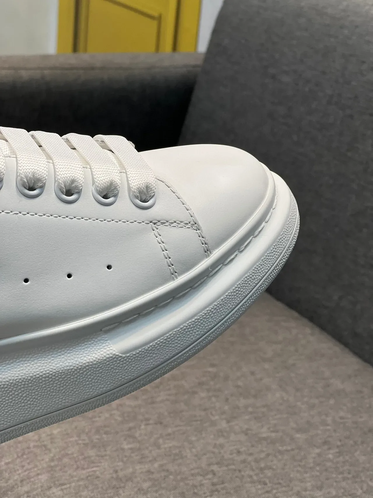 Alexander McQueen 宽大运动鞋 白色黑色 厚底 光滑皮革鞋面 生活方式运动鞋 4