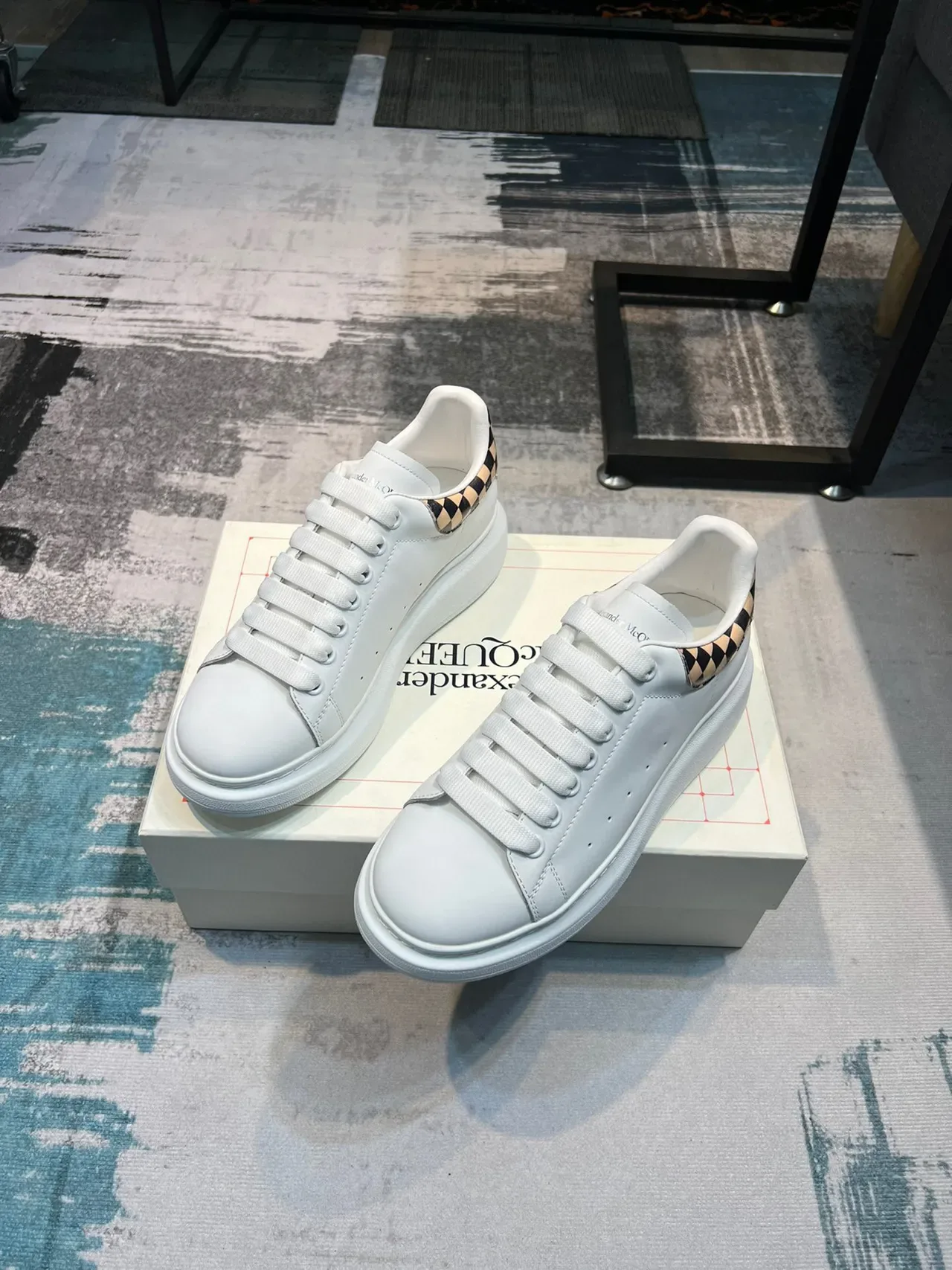 Alexander McQueen 宽大运动鞋 白色黑色 厚底 光滑皮革鞋面 生活方式运动鞋 6
