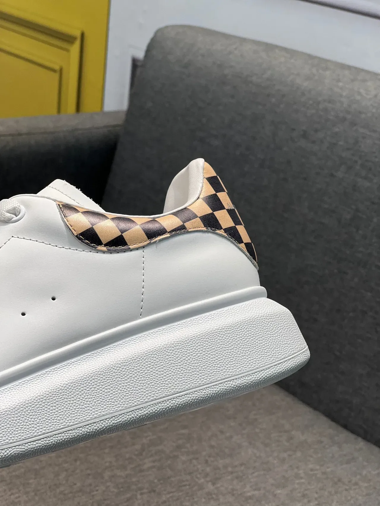 Alexander McQueen 宽大运动鞋 白色黑色 厚底 光滑皮革鞋面 生活方式运动鞋 9
