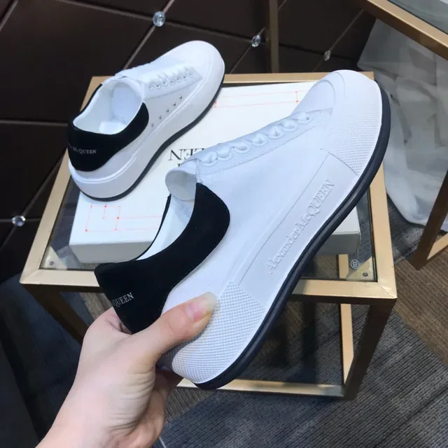 Alexander McQueen Sneakers Oversized Branco e Preto Sola de Borracha Texturizada com Etiqueta de Calcanhar de Camurça Estilo Lifestyle Sneakers 2