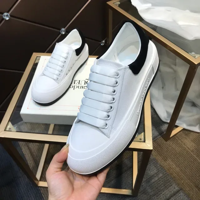 Alexander McQueen Sneakers Oversized Branco e Preto Sola de Borracha Texturizada com Etiqueta de Calcanhar de Camurça Estilo Lifestyle Sneakers 3