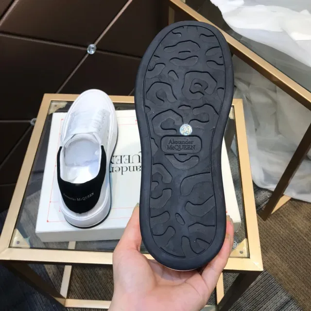 Alexander McQueen Sneakers Oversized Branco e Preto Sola de Borracha Texturizada com Etiqueta de Calcanhar de Camurça Estilo Lifestyle Sneakers 4