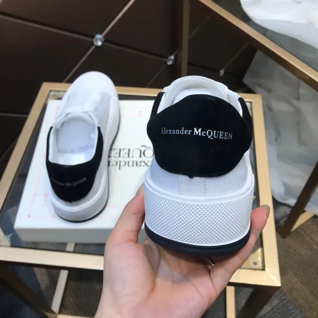 Alexander McQueen Sneakers Oversized Branco e Preto Sola de Borracha Texturizada com Etiqueta de Calcanhar de Camurça Estilo Lifestyle Sneakers 5