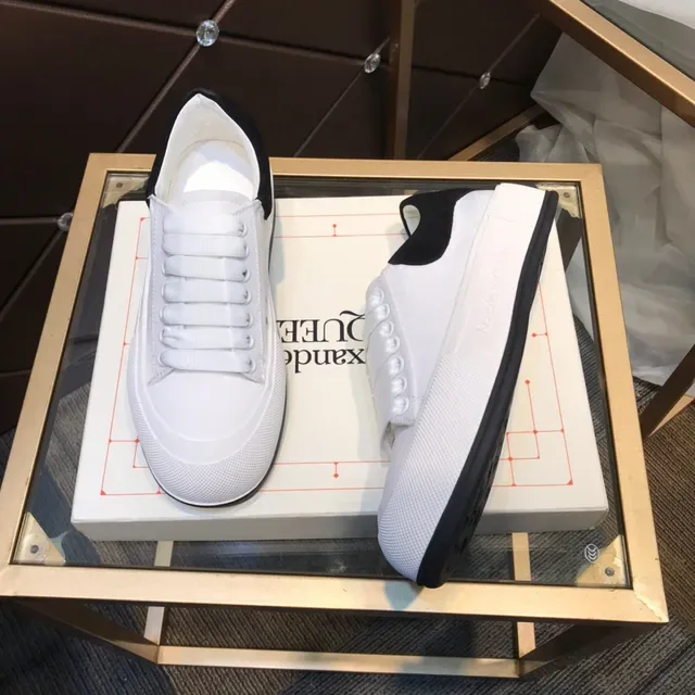 Alexander McQueen Sneakers Oversized Branco e Preto Sola de Borracha Texturizada com Etiqueta de Calcanhar de Camurça Estilo Lifestyle Sneakers 7