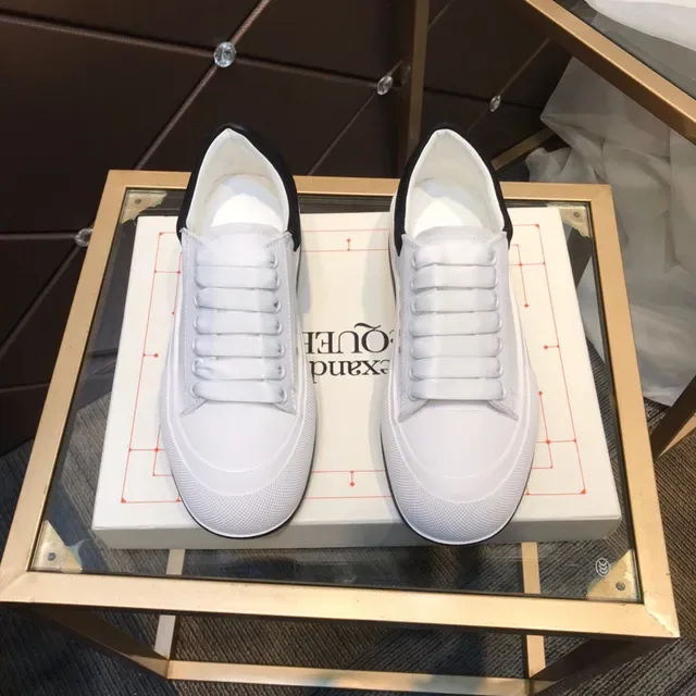 Alexander McQueen Sneakers Oversized Branco e Preto Sola de Borracha Texturizada com Etiqueta de Calcanhar de Camurça Estilo Lifestyle Sneakers 9