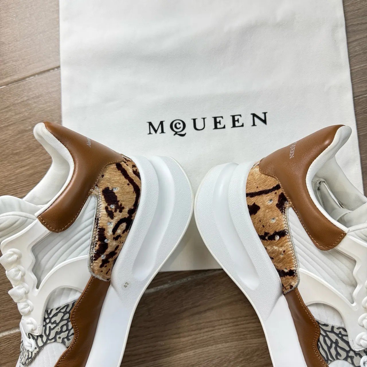 Alexander McQueen حذاء oversized أبيض وبني جلد البقر مطبوع حيواني حذاء chunky 2