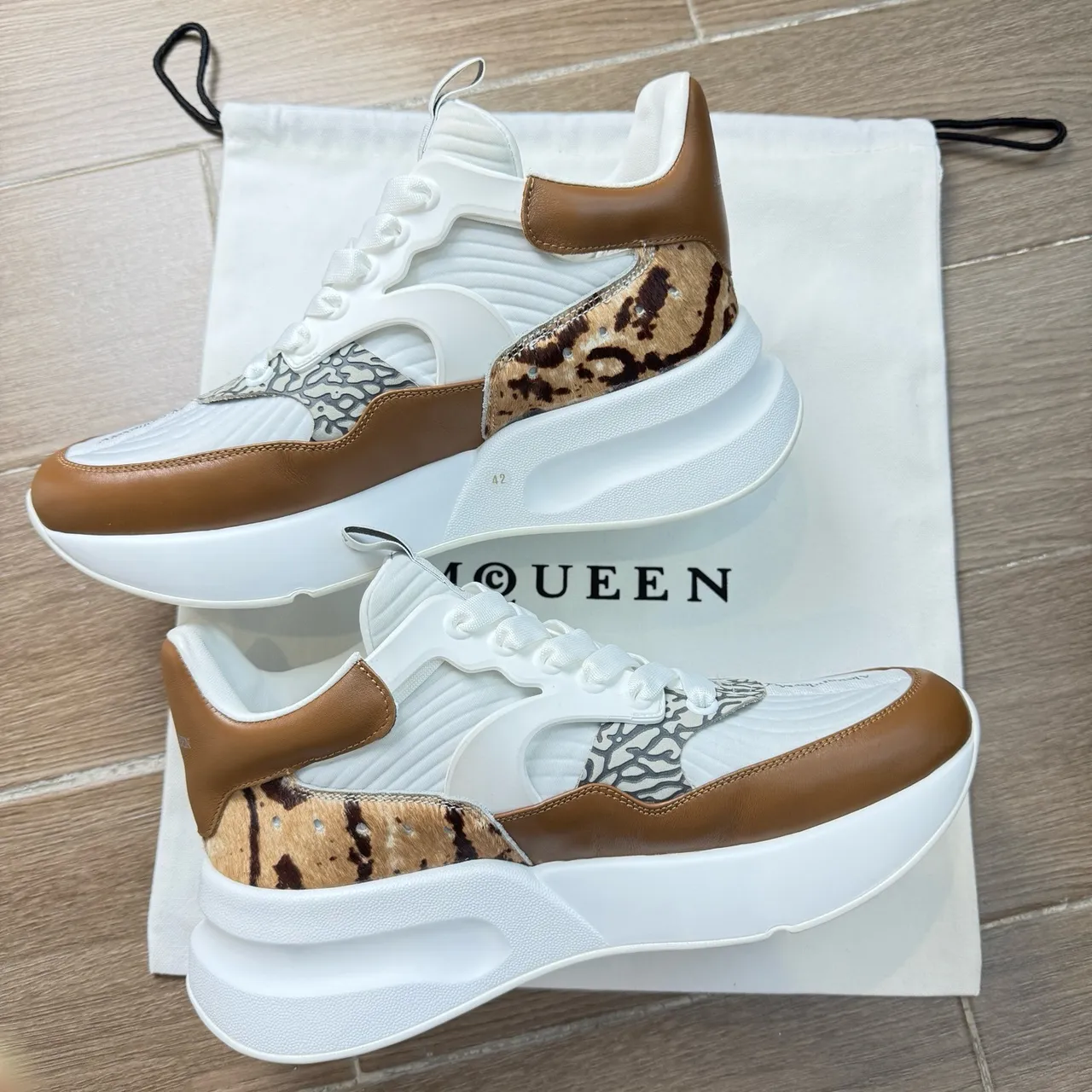 Alexander McQueen حذاء oversized أبيض وبني جلد البقر مطبوع حيواني حذاء chunky 3
