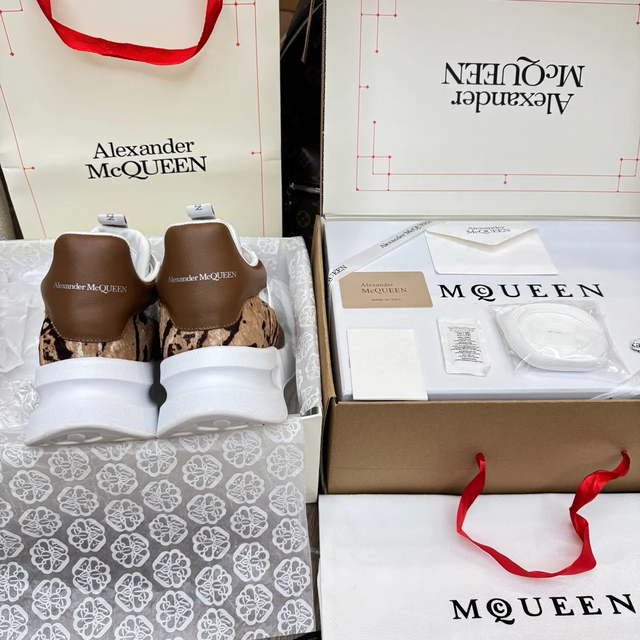 Alexander McQueen حذاء oversized أبيض وبني جلد البقر مطبوع حيواني حذاء chunky 4