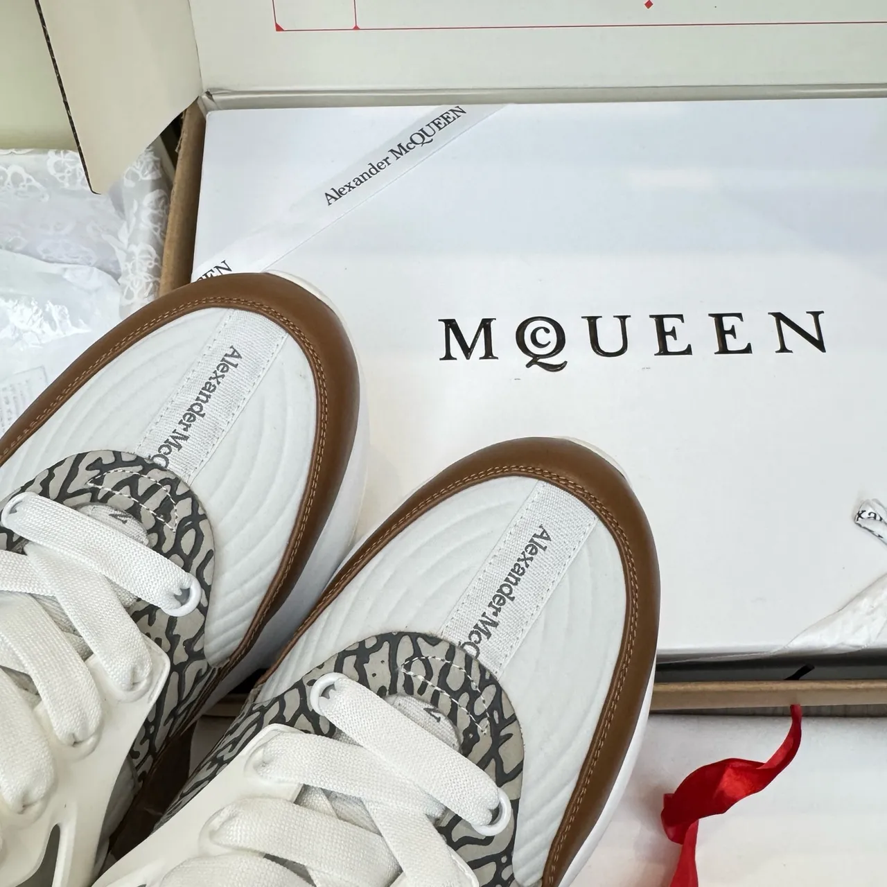 Alexander McQueen حذاء oversized أبيض وبني جلد البقر مطبوع حيواني حذاء chunky 5