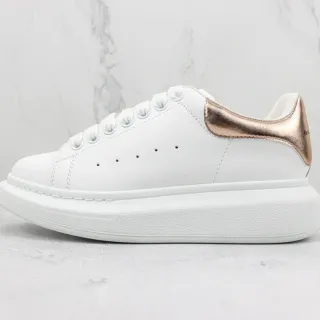 Alexander McQueen ओवरसाइज्ड स्नीकर सफेद सोने का प्लेटफॉर्म सोल स्मूथ लेदर अपर लाइफस्टाइल स्नीकर