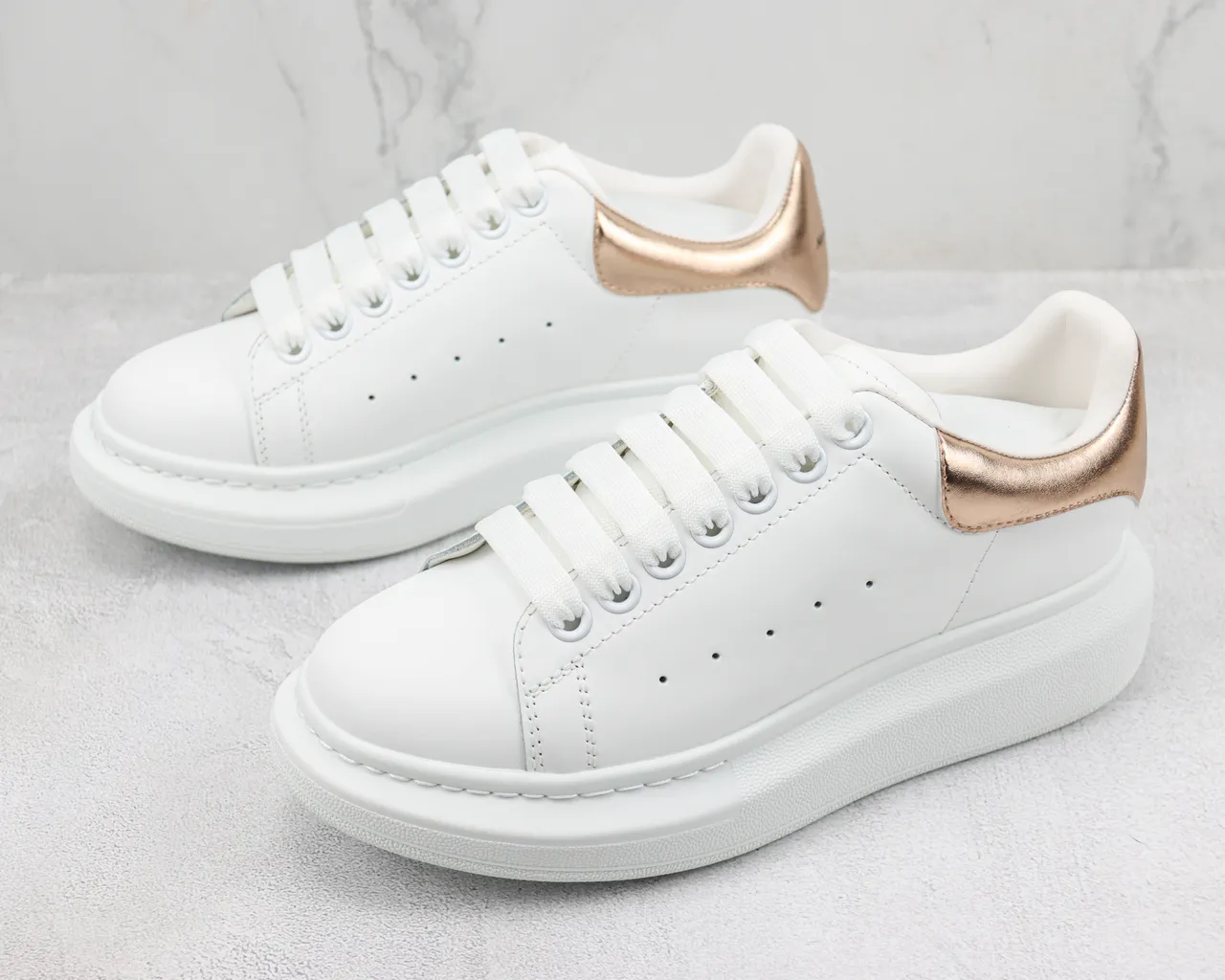 Alexander McQueen ওভারসাইজড স্নিকার সাদা সোনার প্ল্যাটফর্ম সোল স্মুথ লেদার আপার লাইফস্টাইল স্নিকার 4