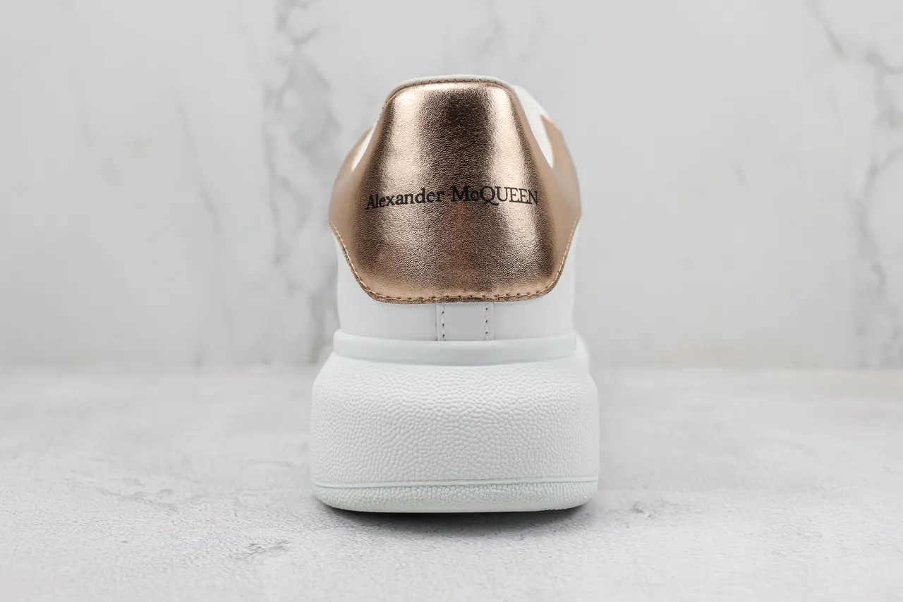 Alexander McQueen ওভারসাইজড স্নিকার সাদা সোনার প্ল্যাটফর্ম সোল স্মুথ লেদার আপার লাইফস্টাইল স্নিকার 9