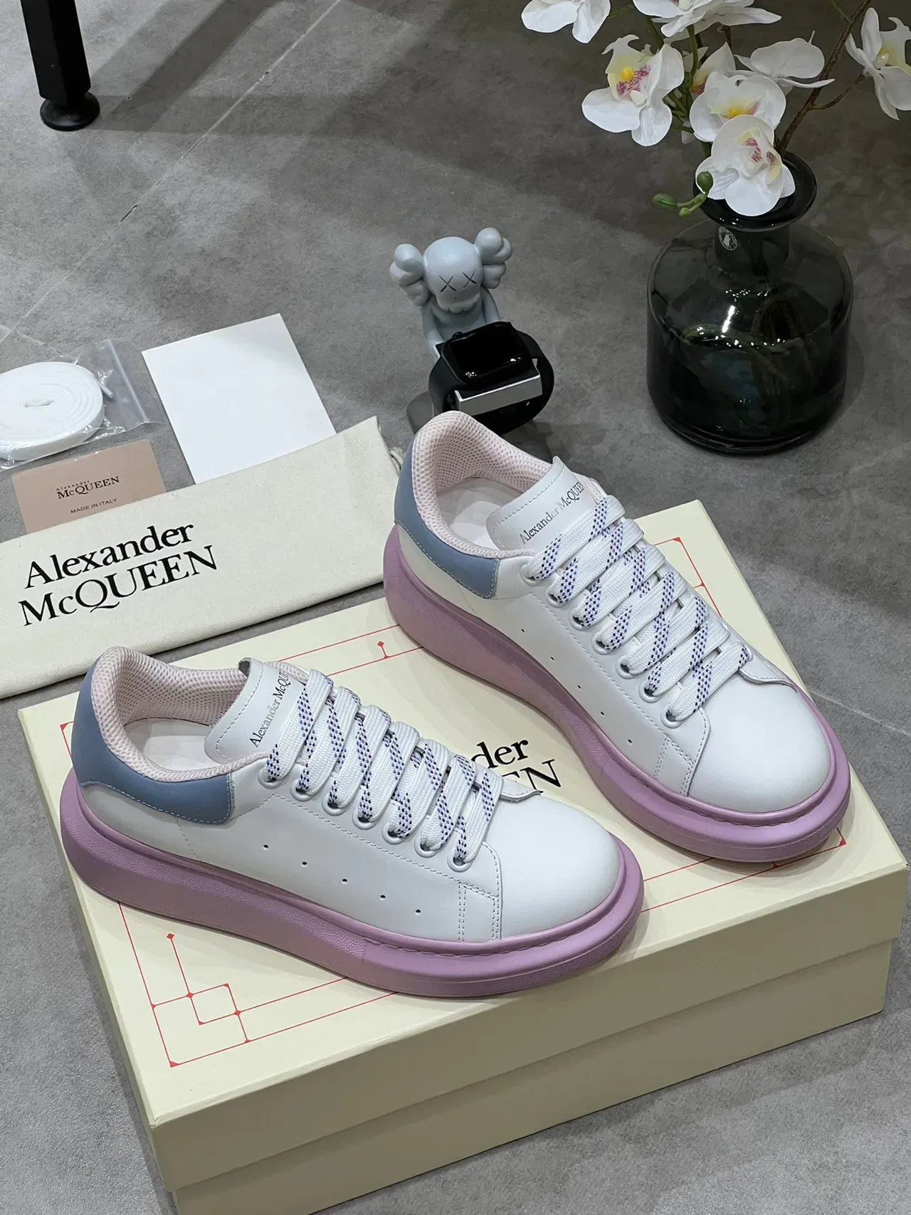 এলেকজান্ডার ম্যাককুইন ওভারসাইজড স্নিকার সাদা লাইট ব্লু পিঙ্ক প্ল্যাটফর্ম লাইফস্টাইল স্নিকার 8